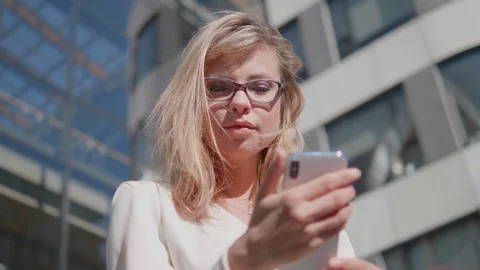 IPhone Technology Mobile Phone Young Woman Smartphone, Beautiful Face Girl Close Vidéo 125508649