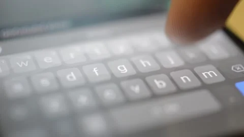 Iphone typing night. close-up phone keyboard. man's hand type on phone. 스톡 동영상 231125284