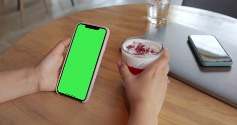 IPhone Xr with pre-keyed green screen mock-up.  Stock Footage 135814969