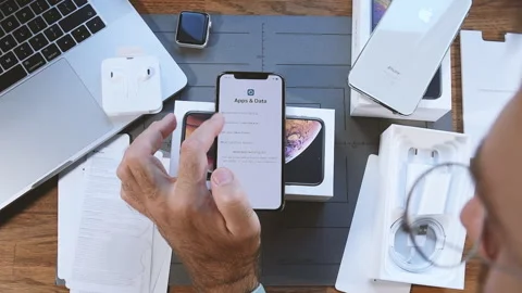 IPhone XS Setup: Multi-Step Process in Creative Room 動画素材 250050182