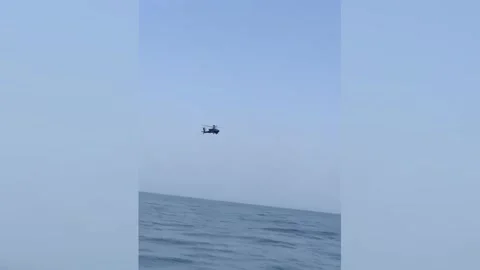 Iran: American Apache Flies Over Iranian Boats Off Qeshm Island Vídeo Stock 342017631