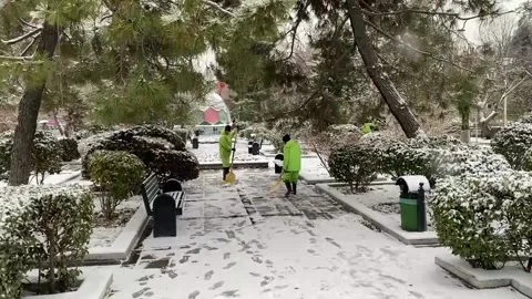 Iran asks its population to reduce gas use in the face of cold wave that will pu 库存影片 229841993