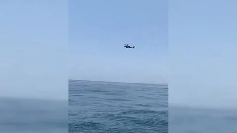 Iran: U.S. Apache Helicopter Spotted Over Iranian Fishing Boats Vídeo Stock 342017637