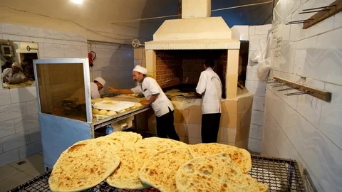 Iranian bakers at work, Kerman Stockbeeldmateriaal 84256328