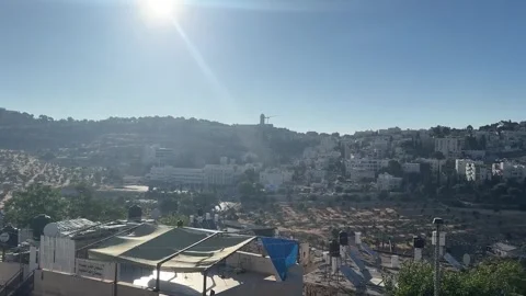 Iranian missiles trigger sirens across East Jerusalem 库存影片 336530157