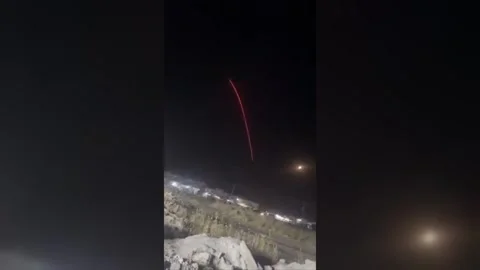 Iraq: Iranian Drone Attack Triggers Air Defense Response in Erbil 库存影片 340321485