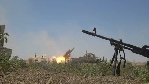 Iraqi forces launch a rocket on ISIL targets at Fallujah outskirts Video stock 148899602