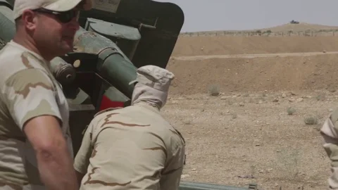 Iraqi soldiers load, pull trigger and fire M198 Howitzer towards Syrian border Video stock 91683716
