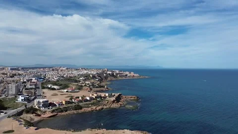 Ird’s Eye View of Peninsula and Ocean Cliff Vídeos de archivo 307702901