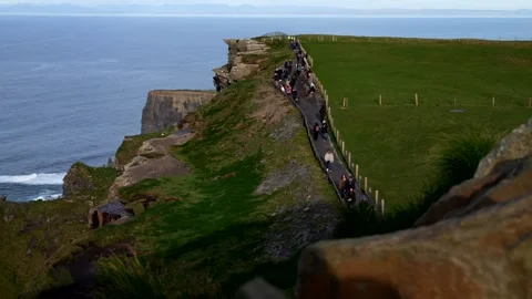 Ireland, Cliffs of Moher. 11-24-2025. Path on the cliff with people. Stockbeeldmateriaal 330480568