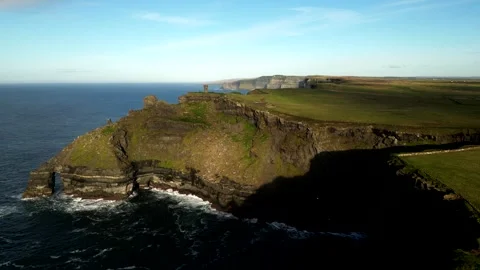 Ireland. Cliffs of Moher. 11-24-2025. Aerial view, fort on Wild Atlantic coast. Vidéo 330669751