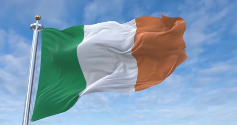 Ireland flag with flagpole waving in rolling clouds looping, 4K Perfect Loop 库存影片 278916319