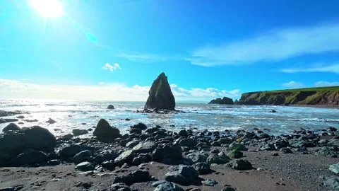 Ireland shores sea stack at Ballydwane Cove Waterford epic locations 库存影片 330885071