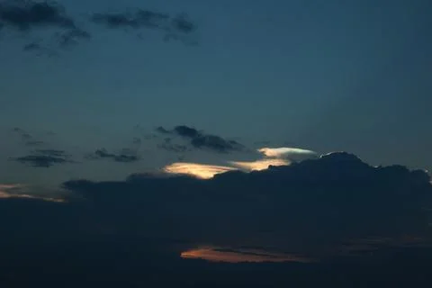 Iridescent Cloud Formation Against Dark Evening Sky Foto stock