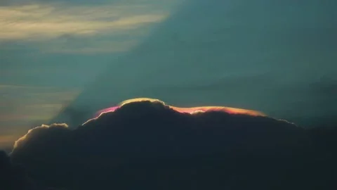 Iridescent pileus cloud on top of dark cloud is rare phenomenon on sky Vidéo 141239326