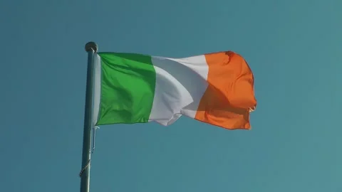 An Irish flag is flying Видео 343384437