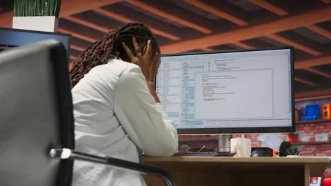 Irked software developer frustrated while coding, struggling to do optimizations 库存照片