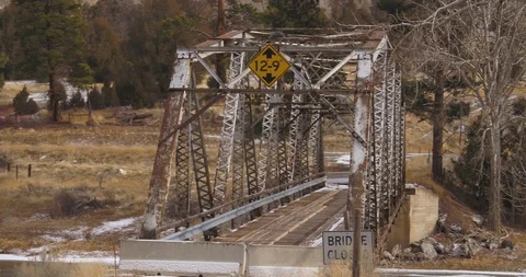 Iron bridge closed during winter 動画素材 91984598