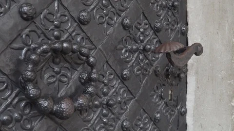 Iron door. Vídeos de archivo 95077488