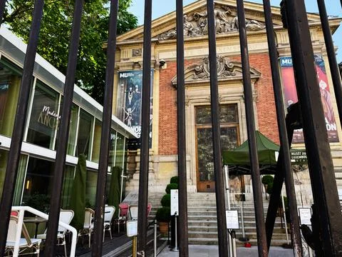 Iron gate bars view of Muse du Luxembourg entrance in Paris, France with ou.. 스톡 사진