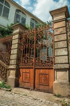 Iron gate covered by rust in front of old mansion Stock-Fotos