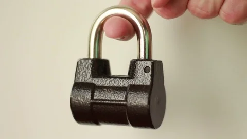 Iron lock in man's hand Vídeo Stock 76691068