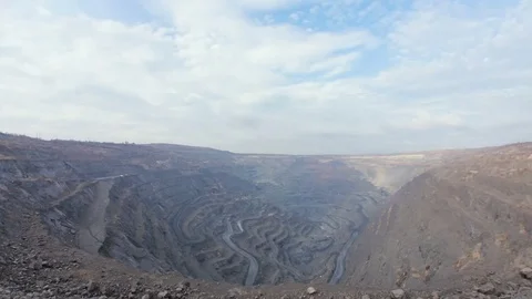 Iron ore. Panning timelapse of opet pit mine Stockbeeldmateriaal 76606325
