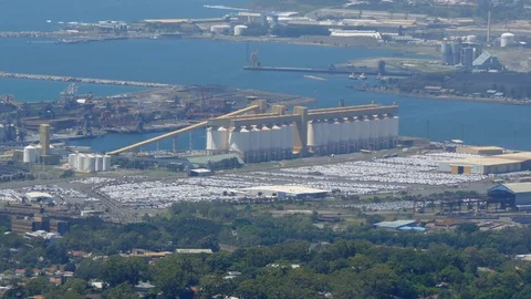 Iron ore refinery Stockbeeldmateriaal 104404390