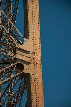 Iron structure of the Eiffel Tower in Paris Foto stock