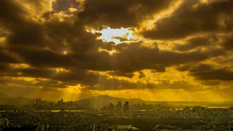 Irradiate the light falling through the cloud Seoul. 스톡 동영상 145890378