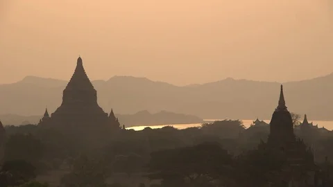 Irrawaddy river behind Bagan Temples at dusk 스톡 동영상 114985079
