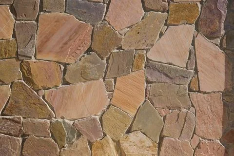 Irregular natural stone wall texture with rough pieces Foto stock