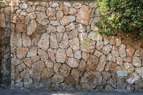 Irregular natural stone wall texture with rough pieces Foto stock