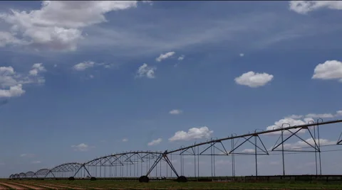 An irrigation center pivot system on a Texas landscape with clouds building in t Vídeos de archivo 52100536
