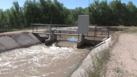 Irrigation Ditch Gate Vídeo Stock 143227032
