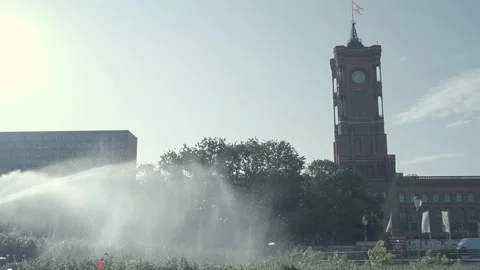 Irrigation system in front of an architectural building in Berlin Vídeos de archivo 140080595