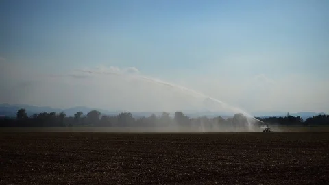Irrigation video of an agricultural field using a water jet for rain irrigation 스톡 동영상 94520488