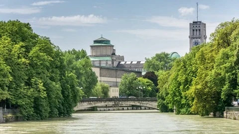 Isar river with Ludwig bridge and Deutsches Museum in the background, Munich Video stock 81199113