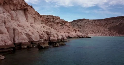 Isla Espiritu Santo Drone 4K Low and Fast Over Water Towards Cliffs and Beach Stockbeeldmateriaal 95698840