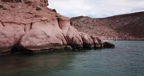 Isla Espiritu Santo Drone 4K Floating along Cliffs and Cove Beach Stockbeeldmateriaal 95700418