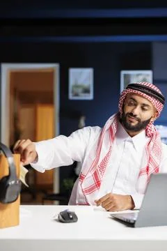 Islamic guy holding a sticky note Fotos Stock