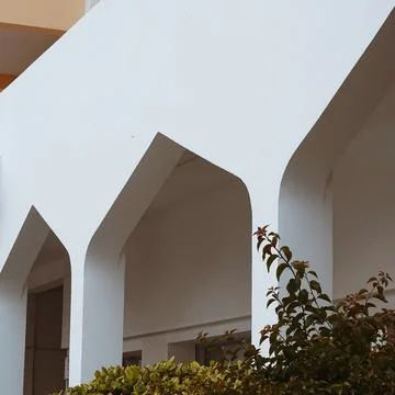Islamic traditional architecture arabesque pattern arch window frame. Stock-Fotos