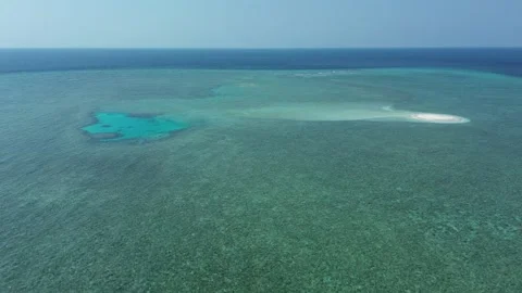 Island with central sand patch and coral reef ring Vídeos de archivo 327452007