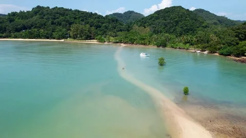 Island connected to the beach. 스톡 동영상 336731568