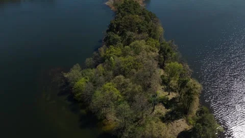 Island on Lake – Forward Tilt‑Down Parallel Aerial Flight 库存影片 333922375