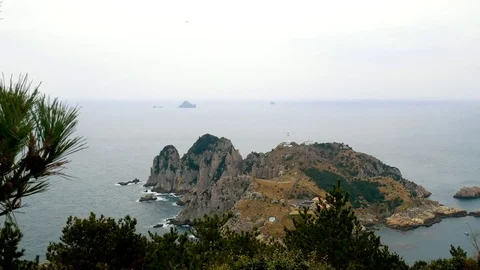 Island with a lighthouse: Stockbeeldmateriaal 80150029