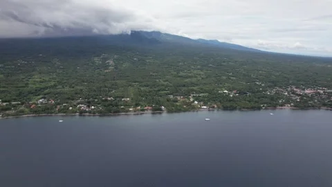 Island with Mount DRON ocean 库存影片 242283097