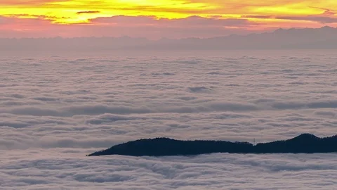Island in a Sea of Clouds 库存影片 98500869