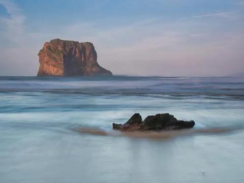 Island Stack and Moving Water at Sunset - Serene long exposure of a solitar.. Foto stock