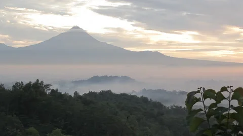 Island volcanoes Java in smoke Vídeos de archivo 49961636